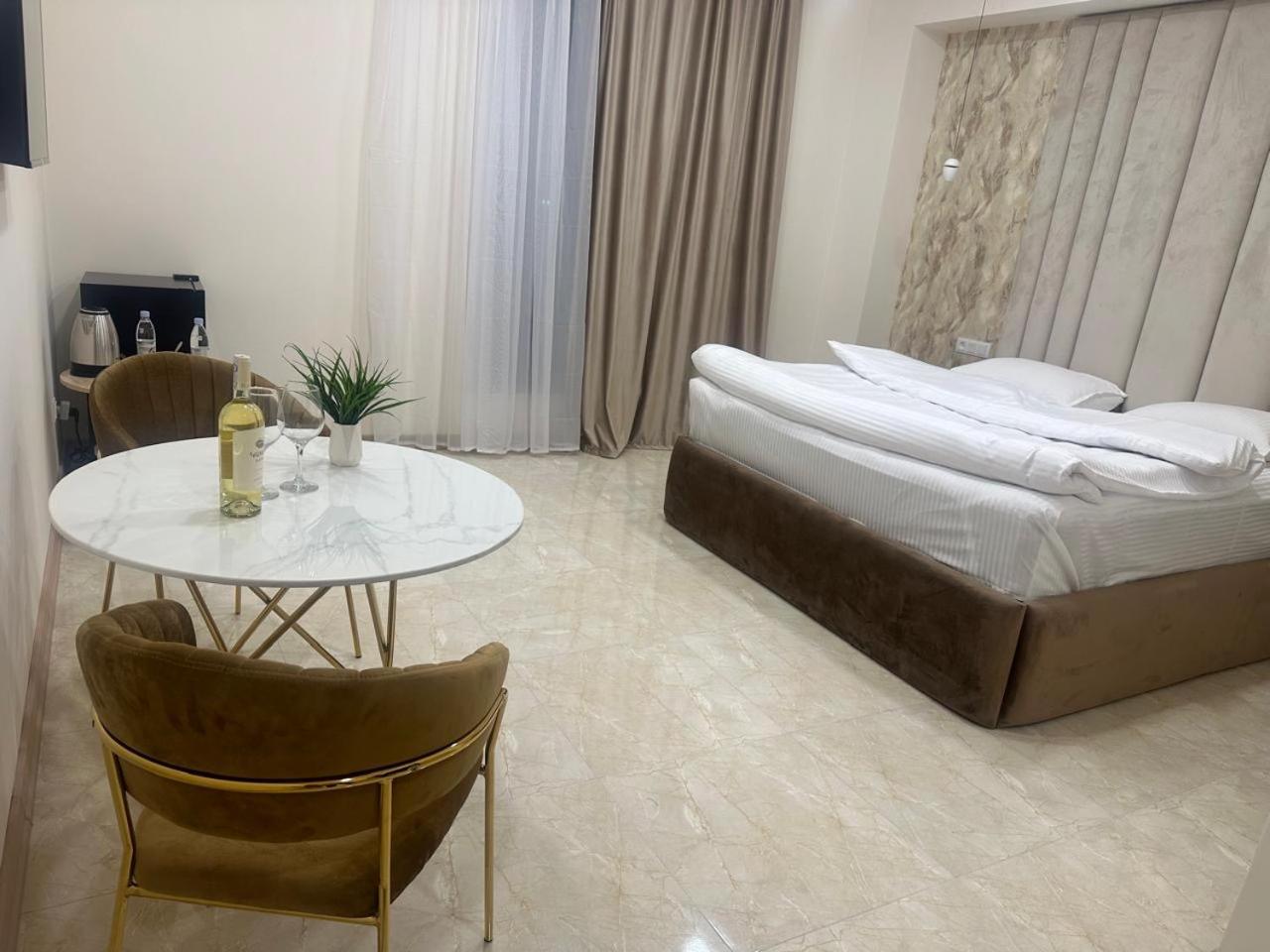 Hotel Lux Plaza à P'arak'ar Extérieur photo