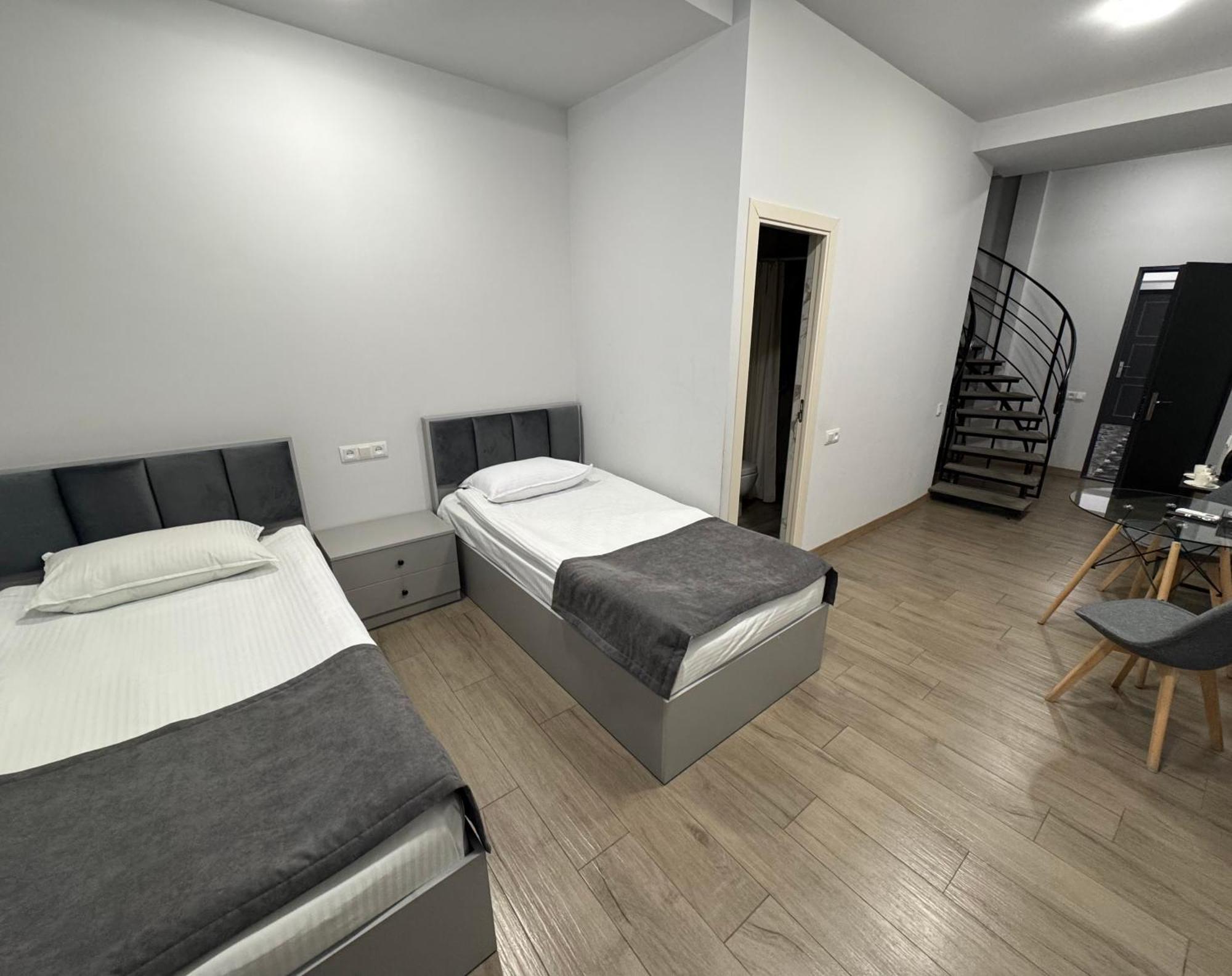 Hotel Lux Plaza à P'arak'ar Extérieur photo