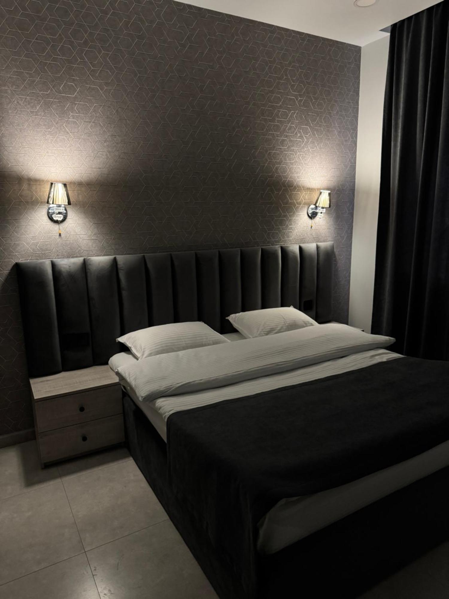 Hotel Lux Plaza à P'arak'ar Extérieur photo