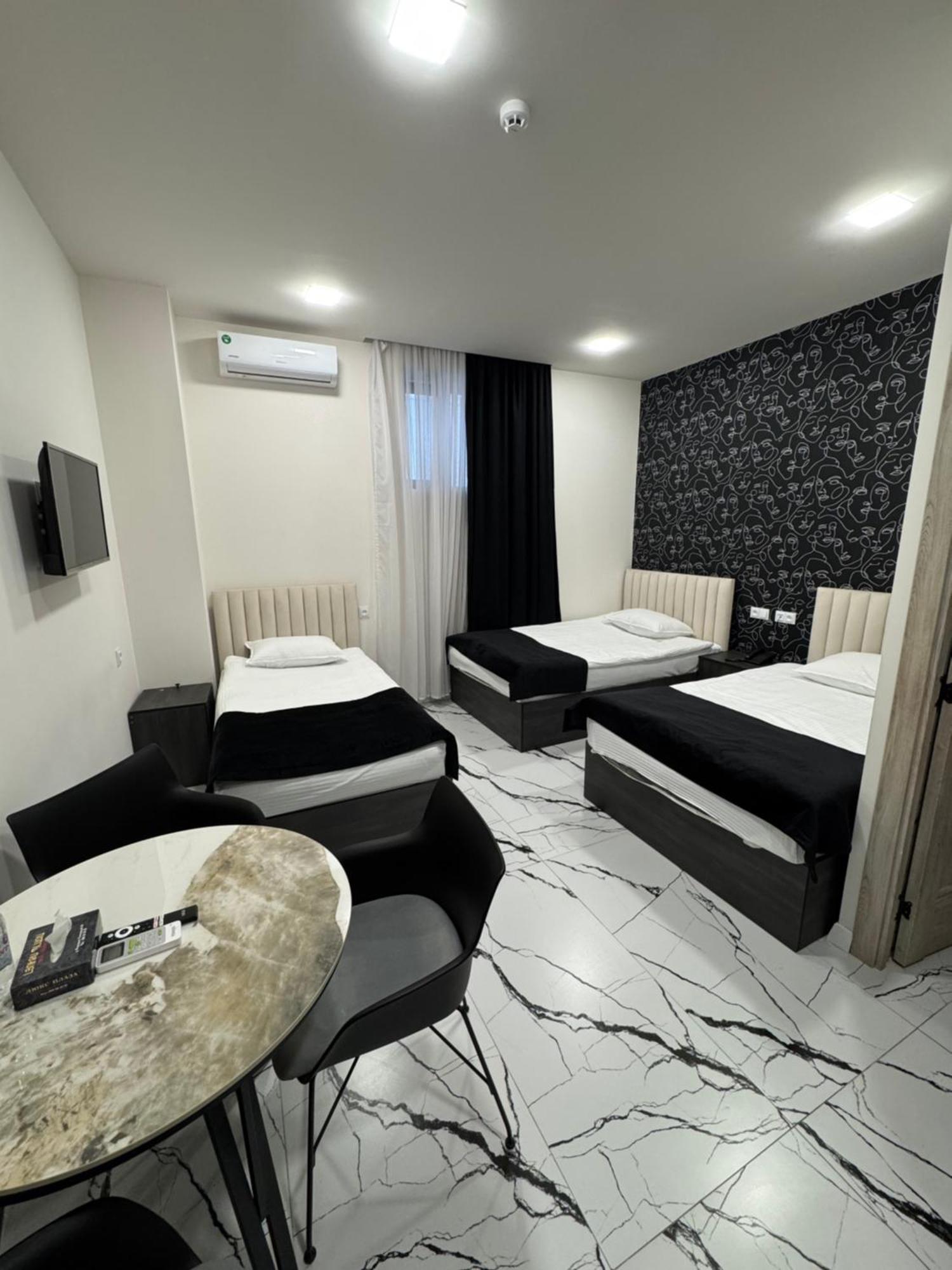 Hotel Lux Plaza à P'arak'ar Extérieur photo