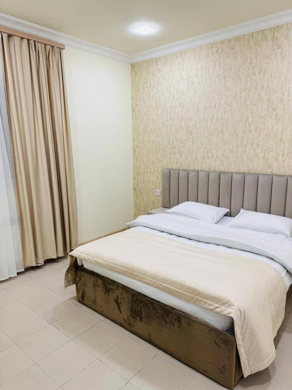 Hotel Lux Plaza à P'arak'ar Extérieur photo