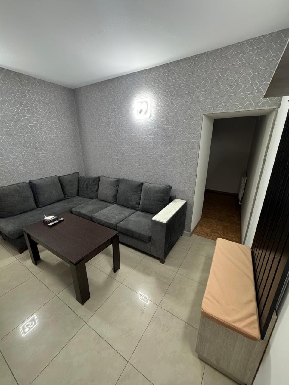 Hotel Lux Plaza à P'arak'ar Extérieur photo