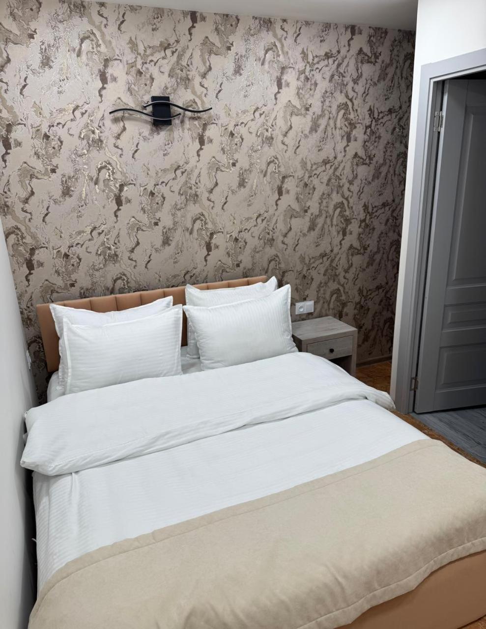 Hotel Lux Plaza à P'arak'ar Extérieur photo