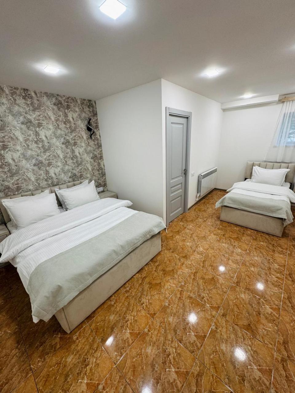Hotel Lux Plaza à P'arak'ar Extérieur photo